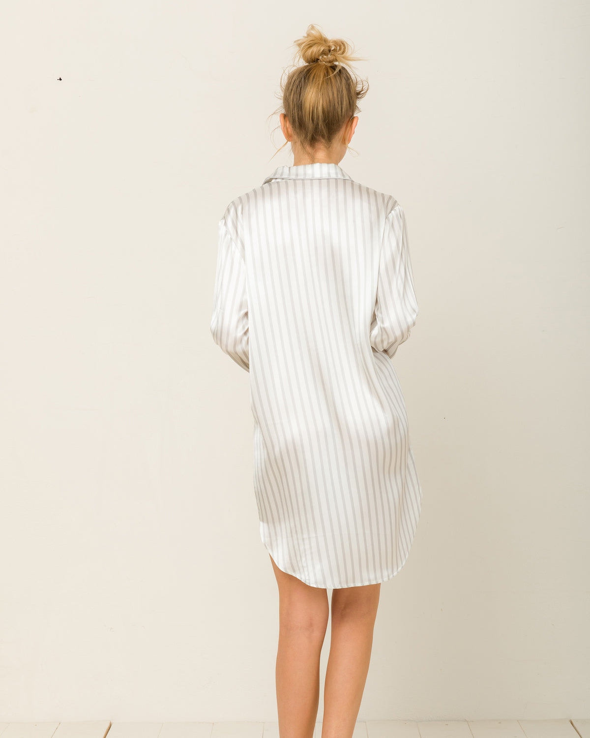 Camilla in Hiatu Grey Stripes - Nightshirt Loungewear, Pyjama, Seidenpyjama, Schlafanzug | RADICE