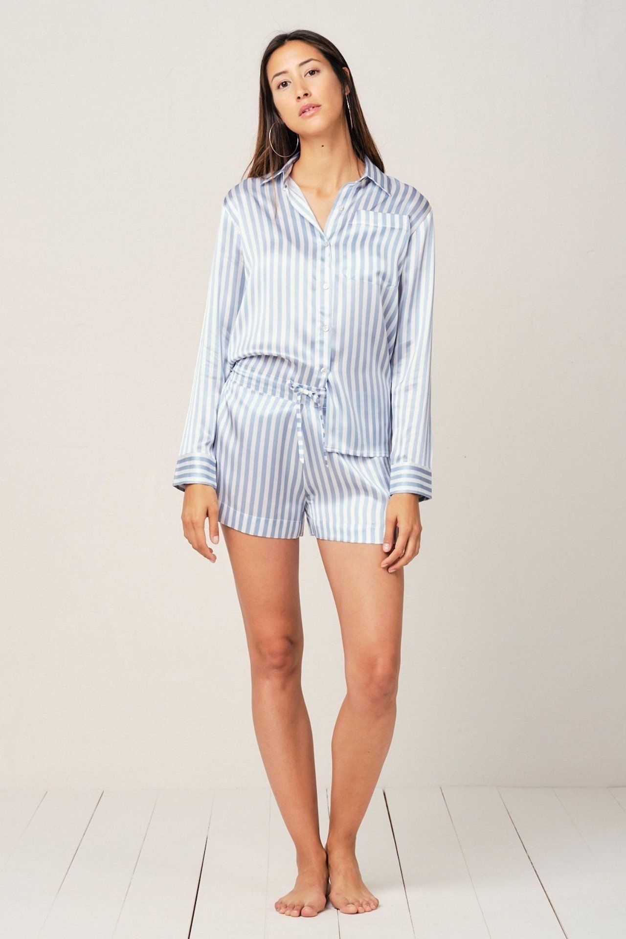 Alexandra Silk Pyjama in Candy Blue Stripes - Top Loungewear, Pyjama, Seidenpyjama, Schlafanzug | RADICE