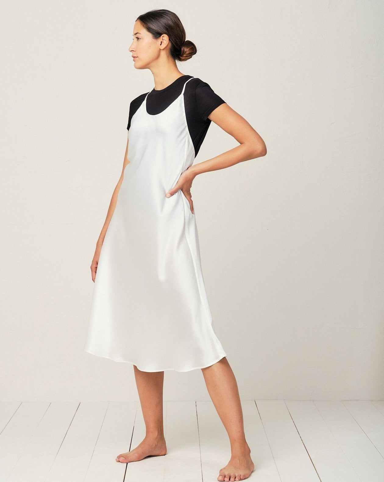 Clara Silk Nightgown in Moonlight White Loungewear, Pyjama, Seidenpyjama, Schlafanzug | RADICE