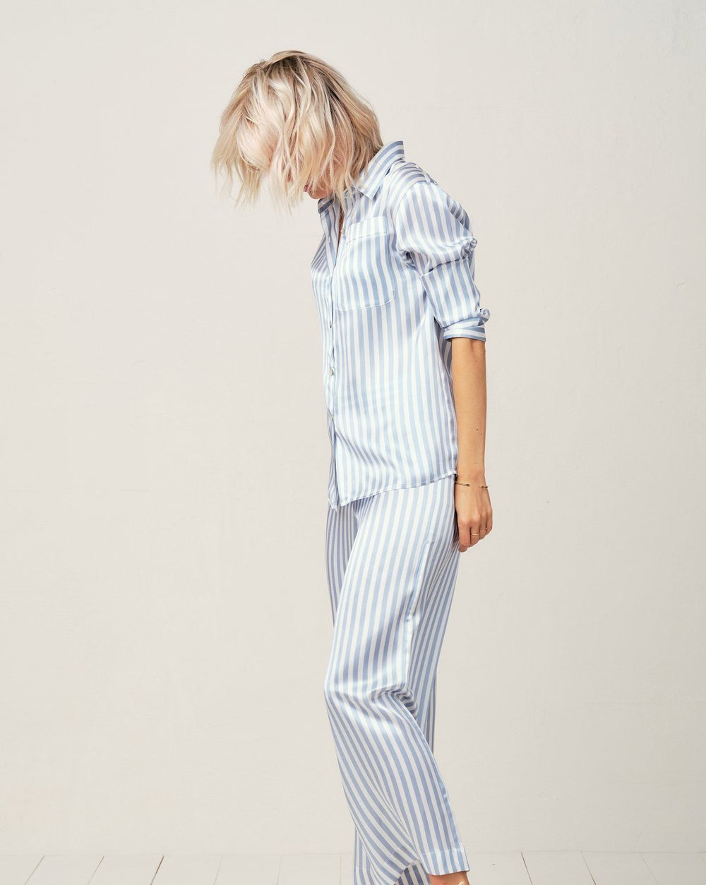 Alexandra Silk Pyjama in Candy Blue Stripes - Top Loungewear, Pyjama, Seidenpyjama, Schlafanzug | RADICE